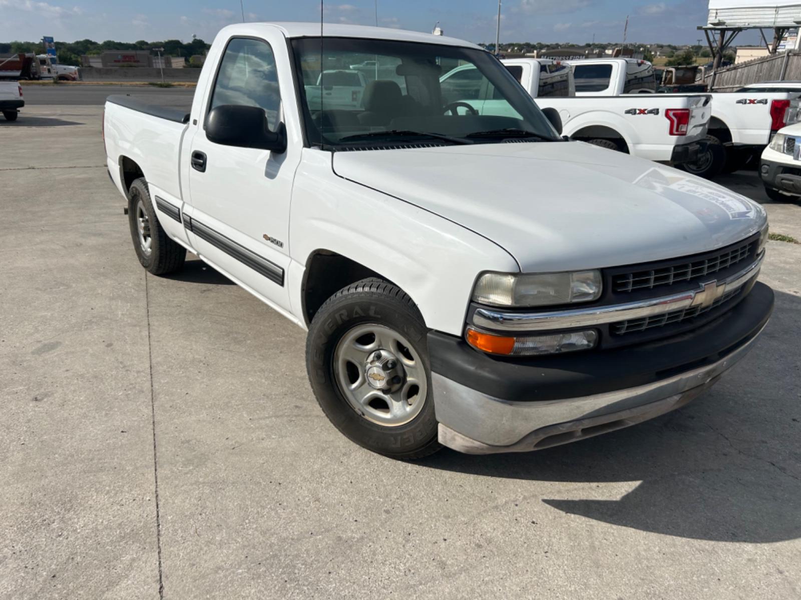 2001 White Chevrolet Silverado 1500 Long Bed 2WD (1GCEC14W11Z) with an 4.3L V6 OHV 12V engine, located at 1687 Business 35 S, New Braunfels, TX, 78130, (830) 625-7159, 29.655487, -98.051491 - Photo #1